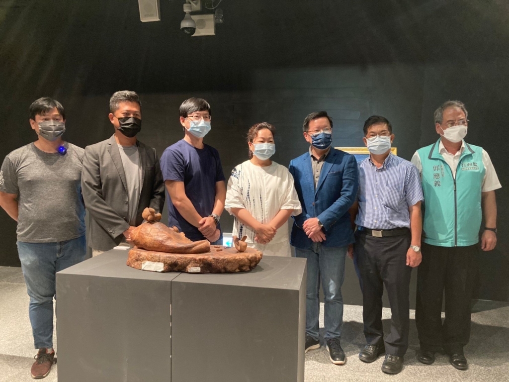 花蓮縣長徐榛蔚（中）、花蓮文化局長吳勁義（左二）及苗栗文觀局長林彥甫（右三）藝術交流合影 